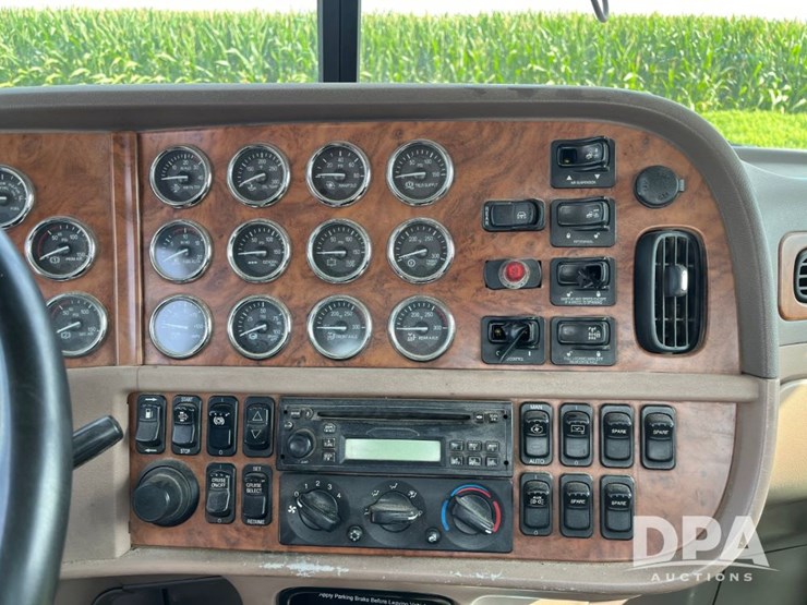 2008-peterbilt-384-image-59