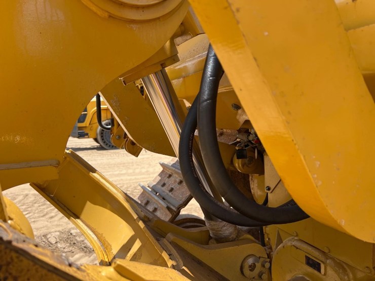 2019-caterpillar-d6-image-27