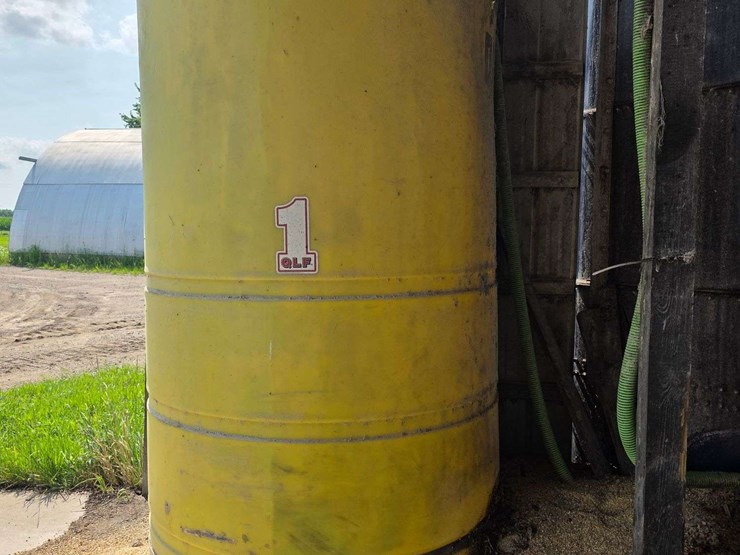 1500-gallon-poly-tank,-plumbed-2”,-qlf-brand,-was-used-for-molasses,-pump-is-in-unknown-working-cond-image-1