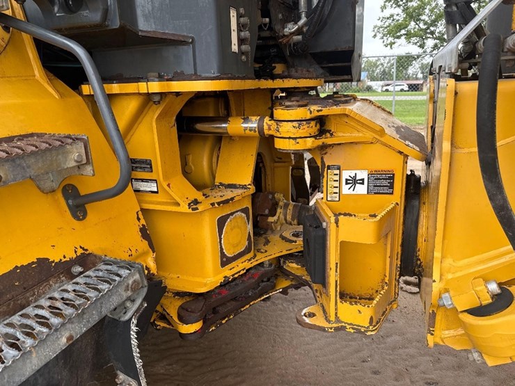 2014-deere-250d-image-17
