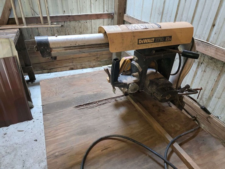dewalt-7710,-205mm-blade-radial-arm-saw-image-2