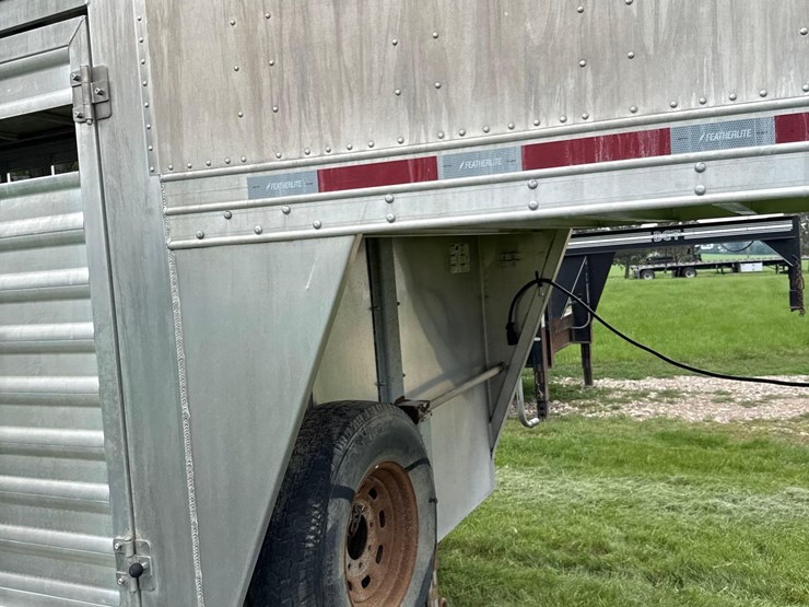 2012-featherlite-7ft-x-24ft-aluminum-gooseneck-livestock-trailer-image-13