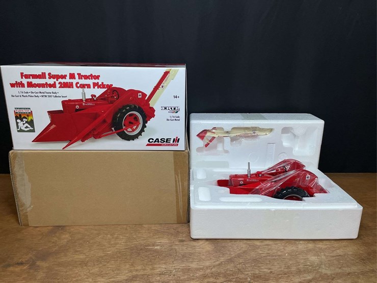 1/16-farmall-super-m-w/picker-2007-nftm-nib-ertl-image-1