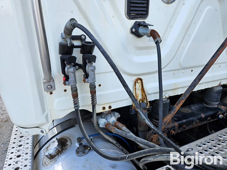 2012-freightliner-cascadia-125-image-12
