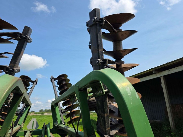 john-deere-335-image-8