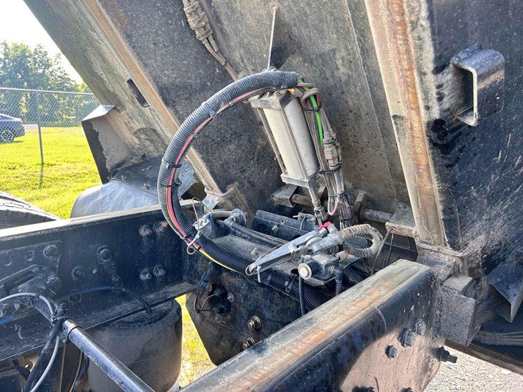 2022-western-star-tri-axle-dump-image-25