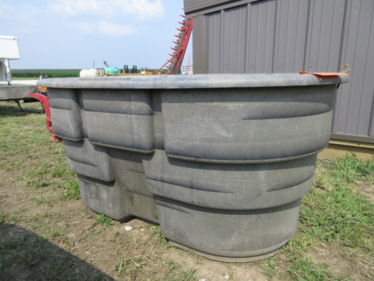 rubbermaid-100-gal-poly-tank-image-1