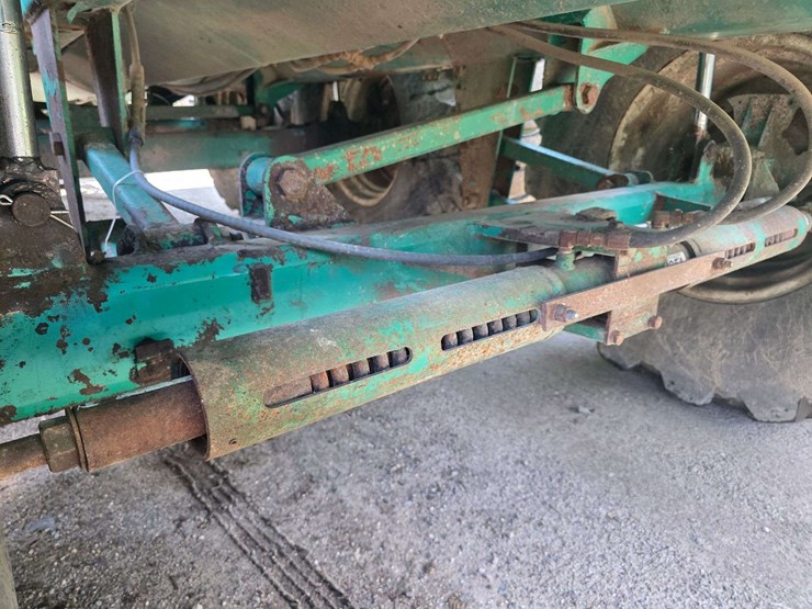 houle-7300-gallon-manure-tank,-3-axle,-front-and-back-axles-steer,-725/65-26-tires,-was-used-in-spri-image-17