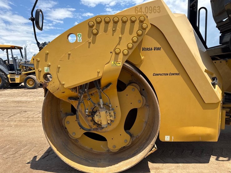 2014-caterpillar-cb54-image-11