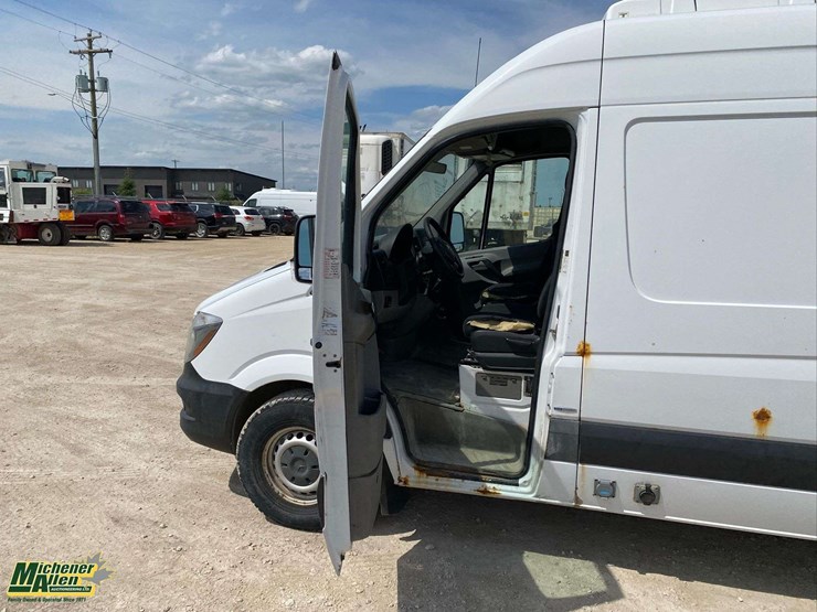 2016-mercedes-benz-sprinter-2500-image-34