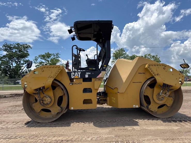 2014-caterpillar-cb54-image-1