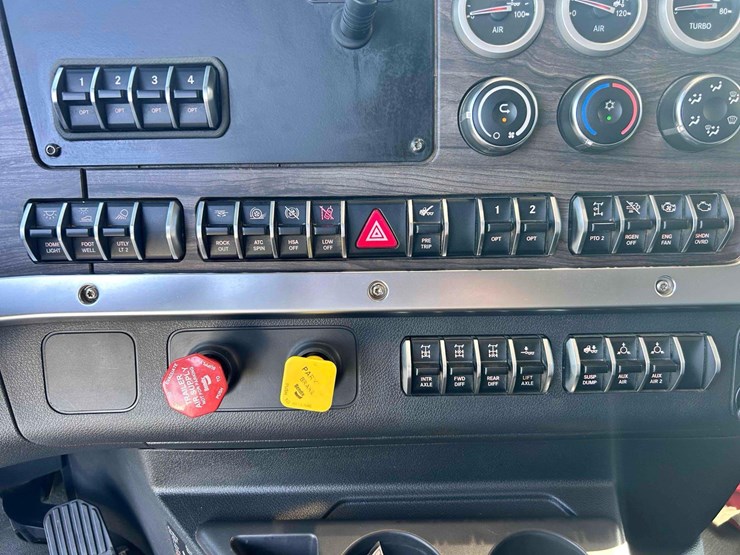 2022-western-star-tri-axle-dump-image-45