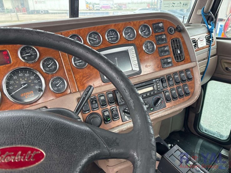 2009-peterbilt-384-image-15