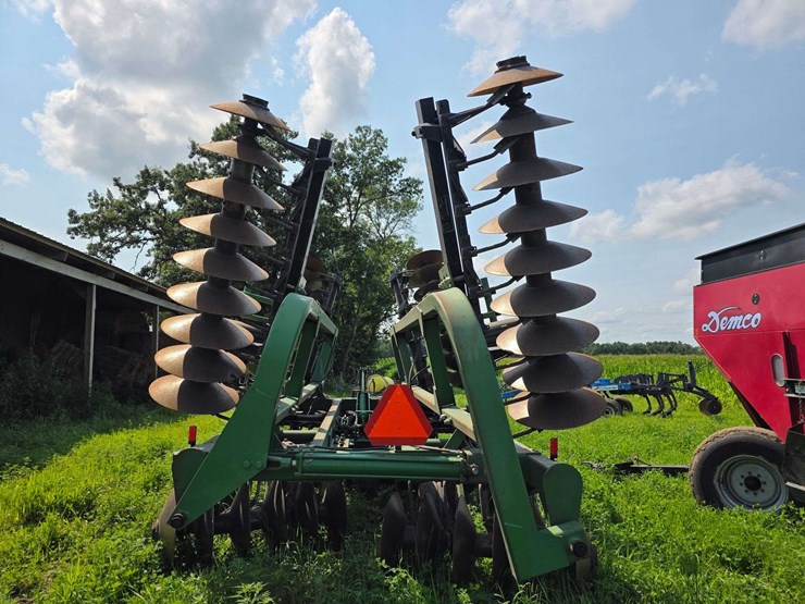 john-deere-335-image-14