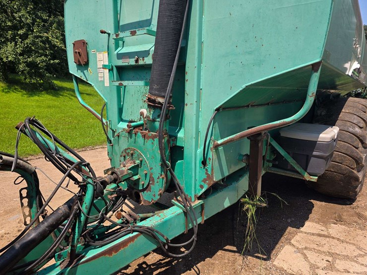 houle-7300-gallon-manure-tank,-3-axle,-front-and-back-axles-steer,-725/65-26-tires,-was-used-in-spri-image-4