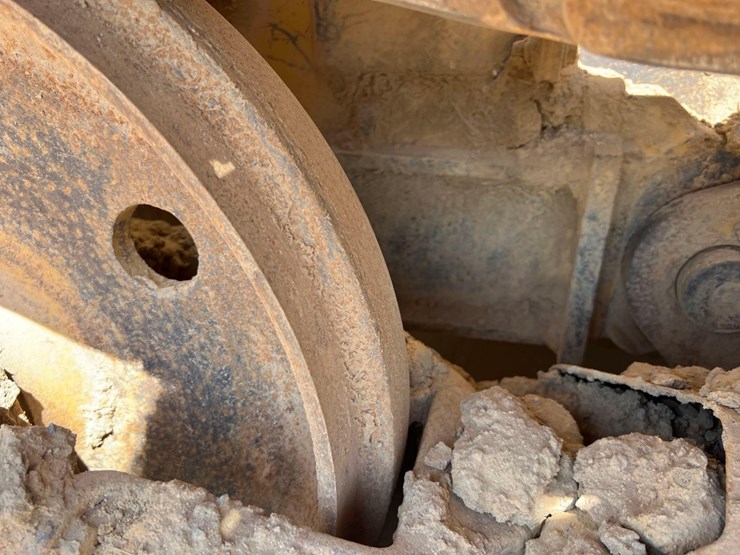 2004-caterpillar-d3g-xl-image-12