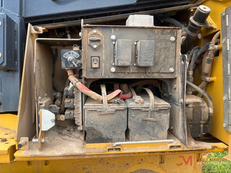 2015-deere-700k-lgp-image-14
