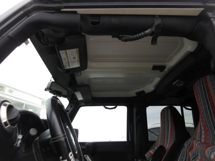 2017-jeep-wrangler-unlimited-sahara-image-8