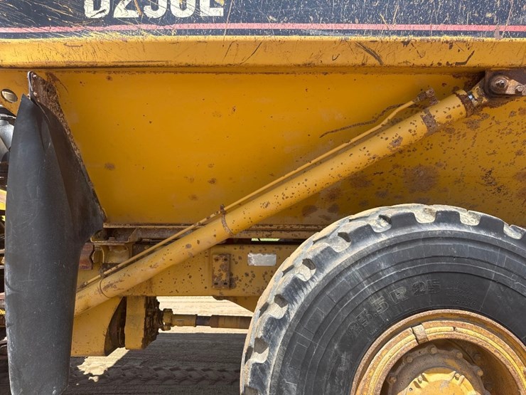 1998-caterpillar-d250e-image-16