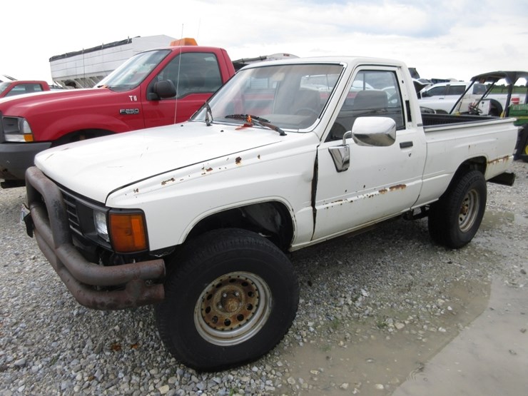 1985-toyota-pick-up-truck-image-1