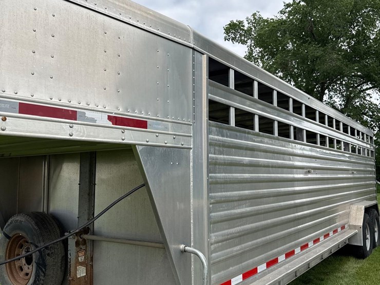 2012-featherlite-7ft-x-24ft-aluminum-gooseneck-livestock-trailer-image-16