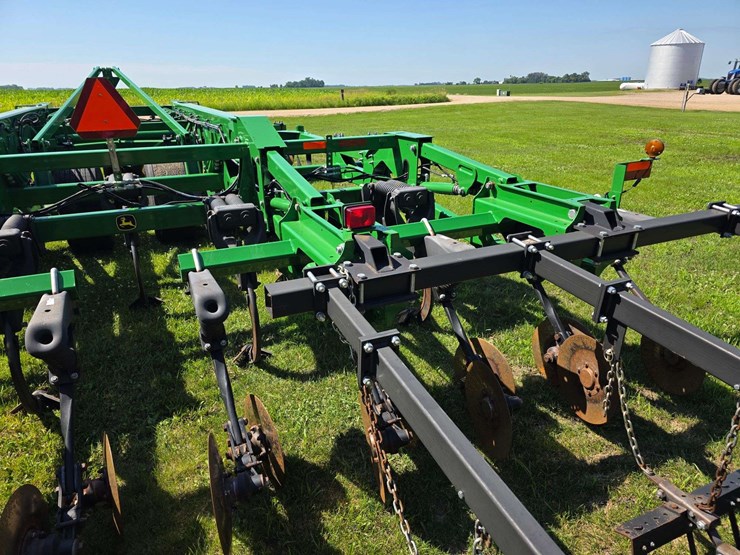 2016-john-deere-18-image-51