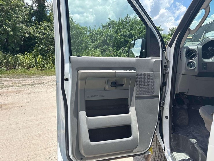 2014-ford-cargo-image-11