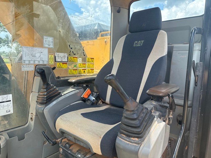 2016-caterpillar-325fl-image-28