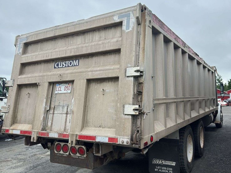 2005-freightliner-m2-106-t/a-dump-truck-(26’-box)-image-3