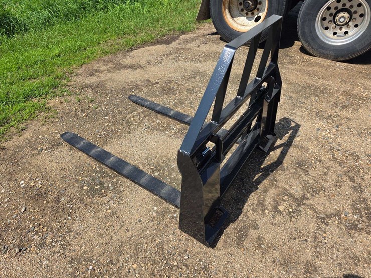 set-of-48”-pallet-forks,-skid-loader-hookup-image-3