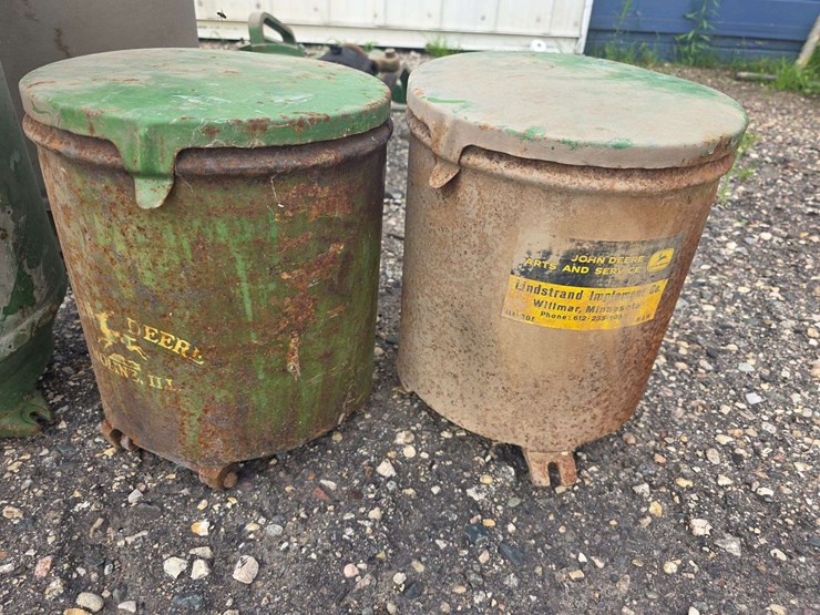 antique-john-deere-planter-lot,-circle-seed-and-fert-boxes,-drives-and-misc-image-8