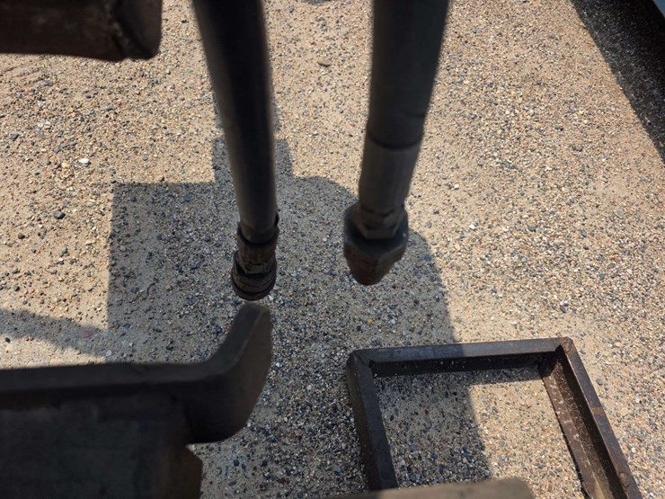 lowe-skid-loader-post-hole-auger,-24”-and-16”-bits-with-a-24”-extension,-flat-faced-couplers,-model:-image-8