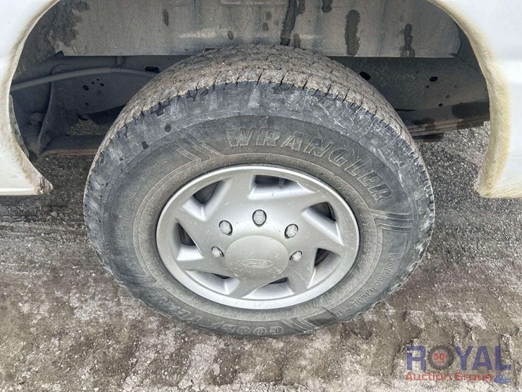2013-ford-cargo-image-21