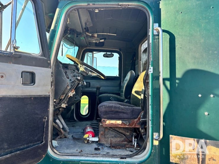 1993-peterbilt-377-image-69