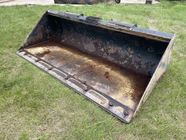 skidloader-77"-quick-tach-bucket-image-2