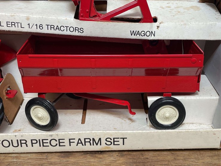 1/16-farmall-h-farm-set-nib-ertl-image-5