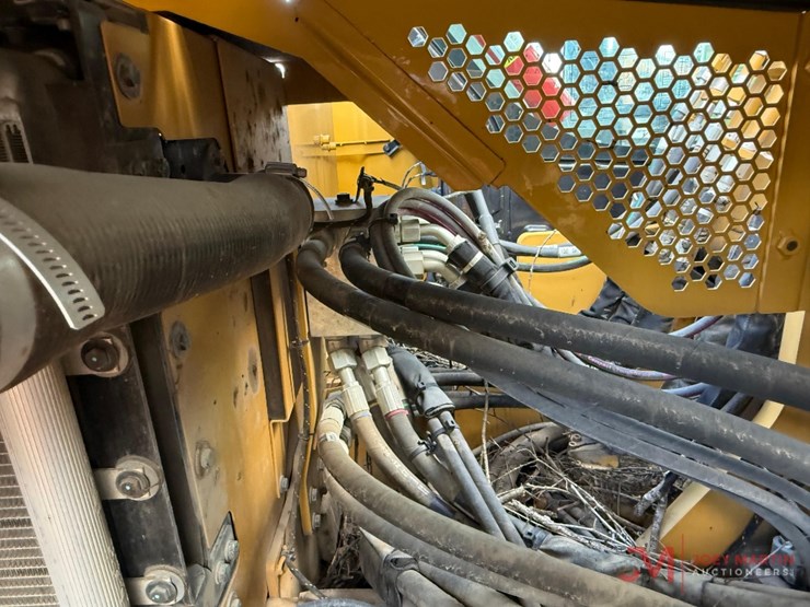 2019-caterpillar-310-image-19
