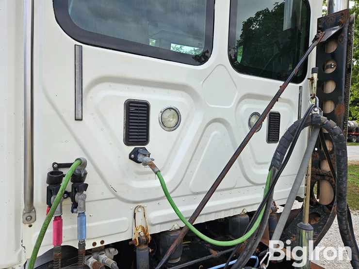 2012-freightliner-cascadia-125-image-12
