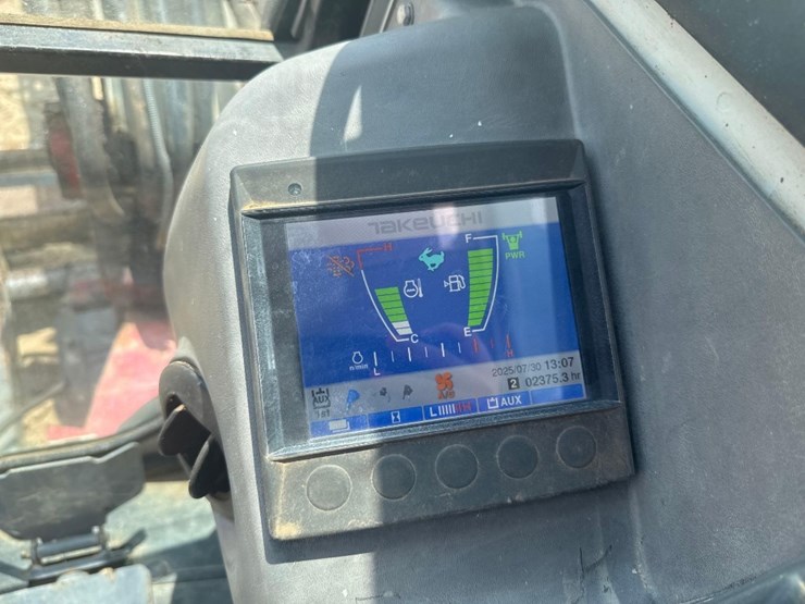 2018-takeuchi-tb240-image-27