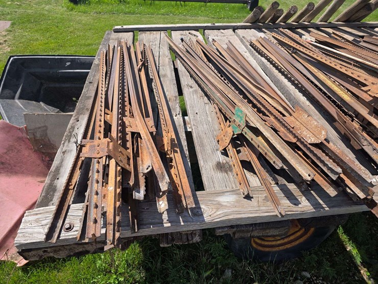 approx-120-steel-fence-posts,-new-and-old-style,-buying-all-for-one-money-image-2