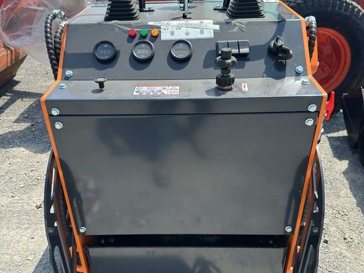 2024-landhero-mini-skid-steer-loader-image-4