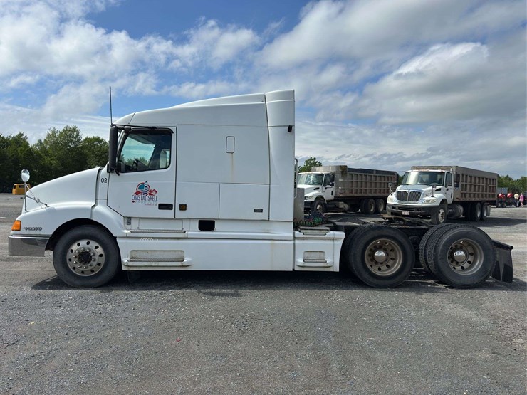 2002-volvo-vnl-t/a-truck-tractor-with-single-bunk-image-6