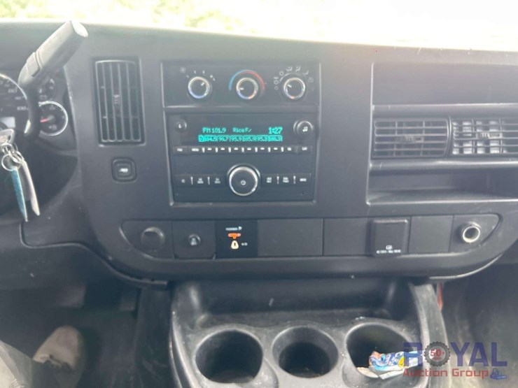 2017-chevrolet-express-2500-image-11