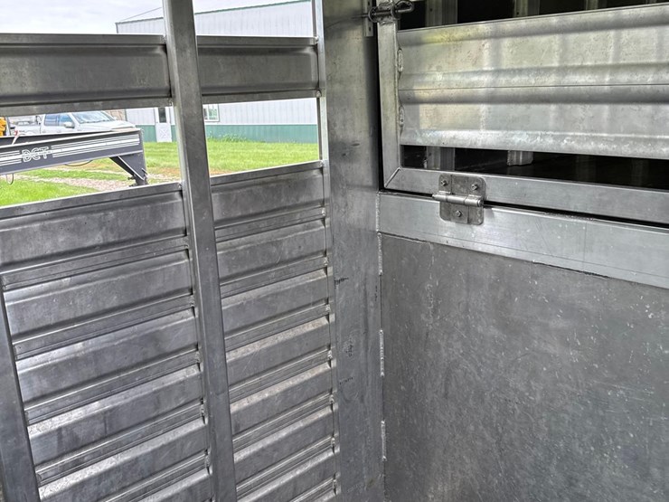 2012-featherlite-7ft-x-24ft-aluminum-gooseneck-livestock-trailer-image-35