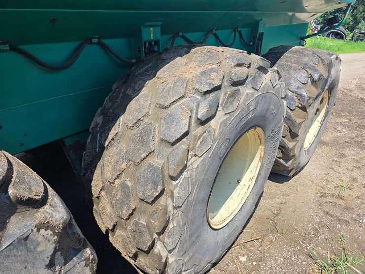 houle-7300-gallon-manure-tank,-3-axle,-front-and-back-axles-steer,-725/65-26-tires,-was-used-in-spri-image-11