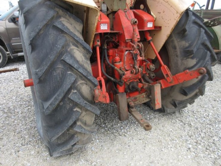 case-830-tractor-image-5