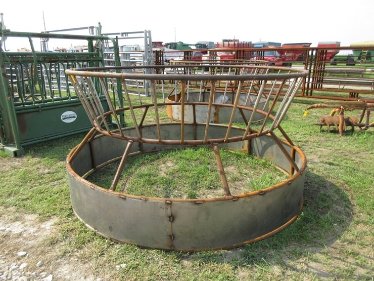 round-bale-feeder-with-skirt-image-1