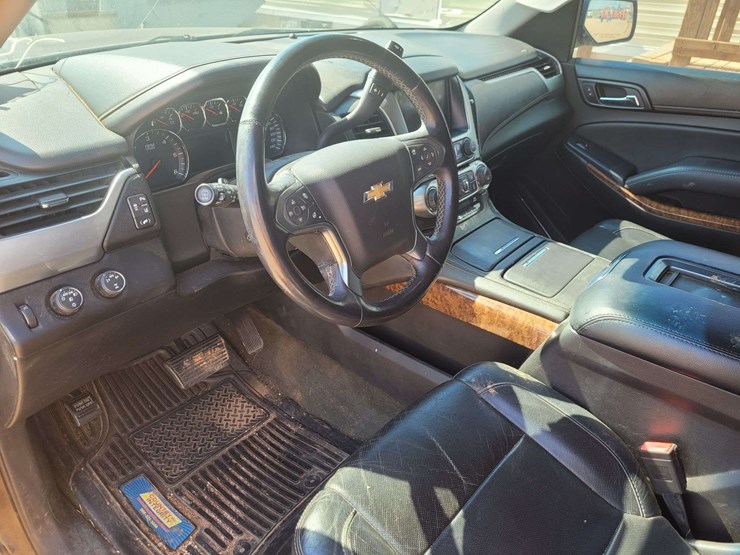 2015-chevrolet-suburban-1500-image-11