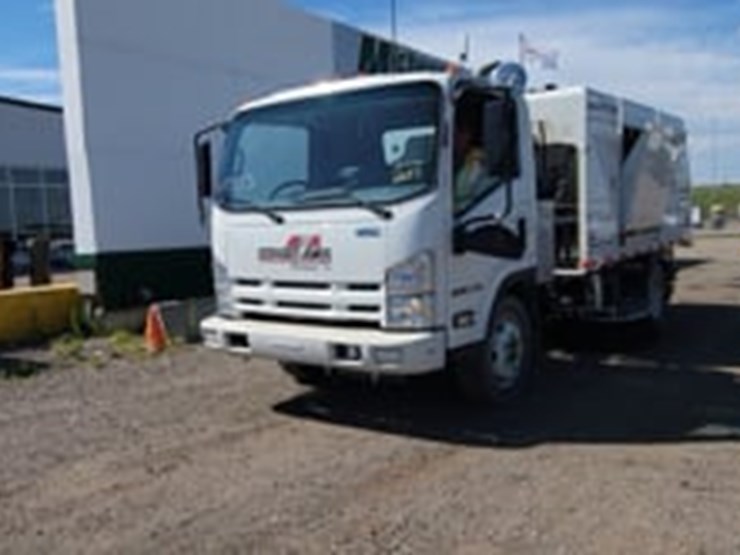 2013-isuzu-nqr-image-19