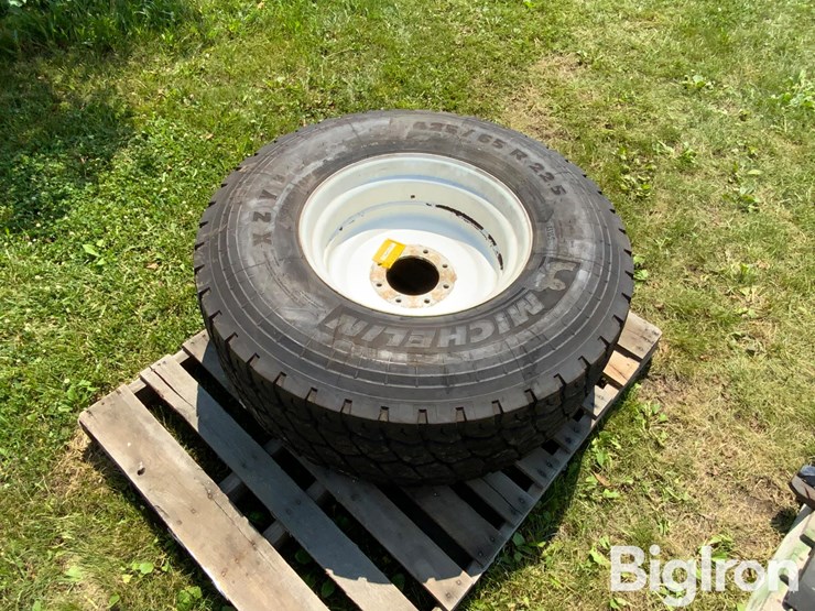 michelin-425/65r22.5-tire-on-8-bolt-rim-image-5
